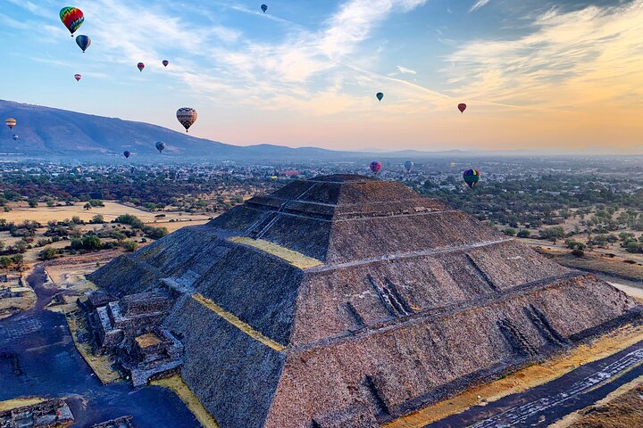 メキシコの古代テオティワカン遺跡上空を飛ぶ熱気球、写真15 | wizardtrip