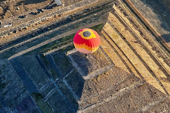 メキシコの古代テオティワカン遺跡上空を飛ぶ熱気球、写真19 | wizardtrip