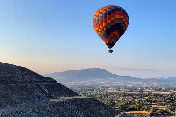 メキシコの古代テオティワカン遺跡上空を飛ぶ熱気球、写真20 | wizardtrip