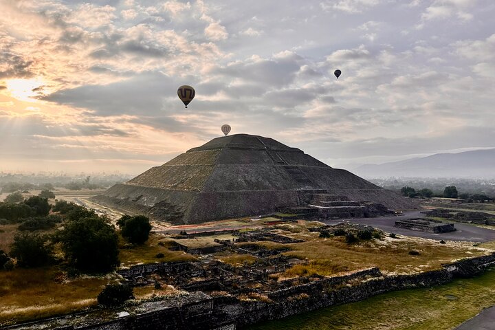 メキシコの古代テオティワカン遺跡上空を飛ぶ熱気球、写真23 | wizardtrip