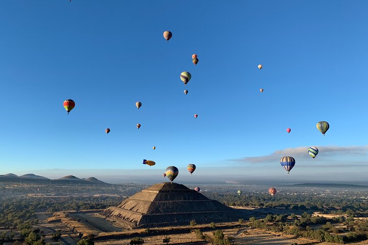 メキシコの古代テオティワカン遺跡上空を飛ぶ熱気球、写真30 | wizardtrip
