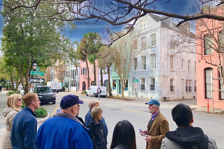 Tour a pie en grupo reducido explorando los callejones históricos y lugares emblemáticos de Charleston como Rainbow Row, foto 6 | wizardtrip
