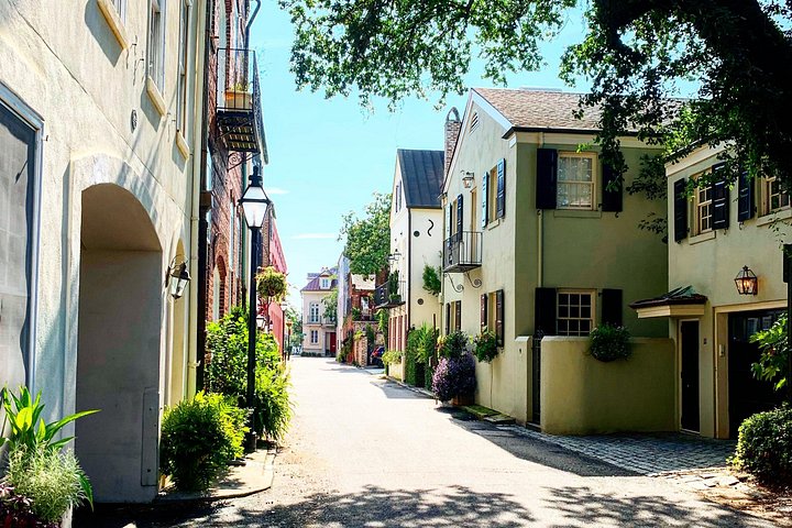Tour a pie en grupo reducido explorando los callejones históricos y lugares emblemáticos de Charleston como Rainbow Row, foto 12 | wizardtrip