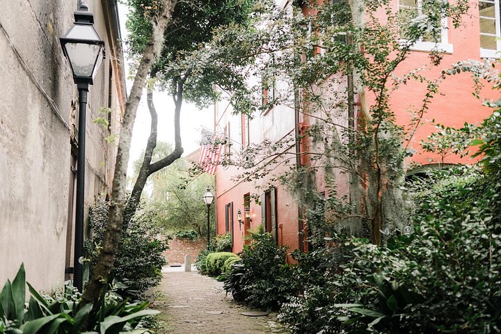 Tour a pie en grupo reducido explorando los callejones históricos y lugares emblemáticos de Charleston como Rainbow Row, foto 15 | wizardtrip