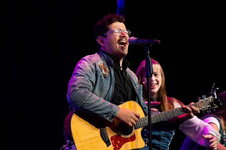 Experimenta el vibrante espectáculo musical y de comedia en vivo de The Duttons en su teatro familiar en Branson, Missouri, foto 8 | wizardtrip
