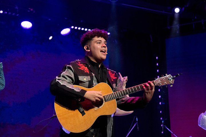 Experimenta el vibrante espectáculo musical y de comedia en vivo de The Duttons en su teatro familiar en Branson, Missouri, foto 9 | wizardtrip