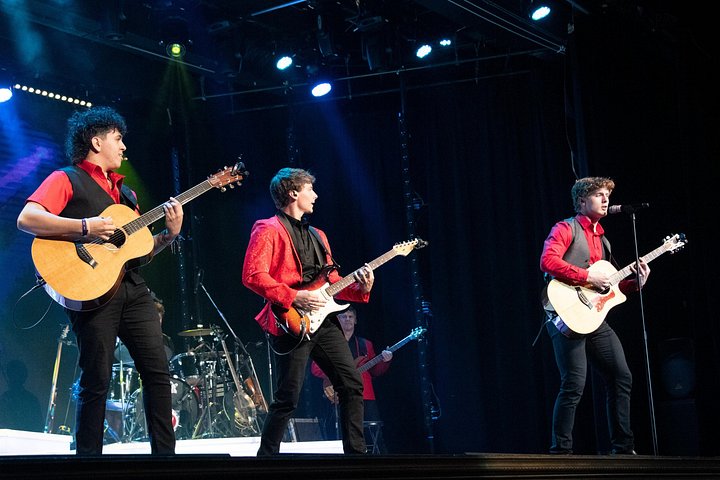 Experimenta el vibrante espectáculo musical y de comedia en vivo de The Duttons en su teatro familiar en Branson, Missouri, foto 14 | wizardtrip