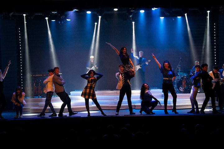 Experimenta el vibrante espectáculo musical y de comedia en vivo de The Duttons en su teatro familiar en Branson, Missouri, foto 15 | wizardtrip