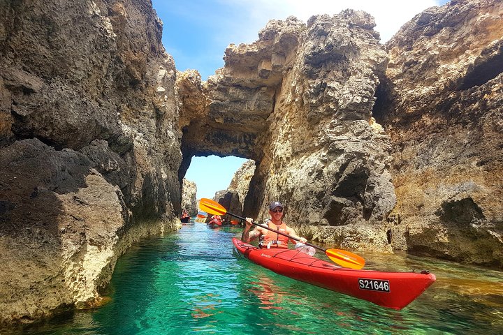 Aventure guidée en kayak explorant les grottes de Comino et le Blue Lagoon depuis Gozo, Malte, photo 7 | wizardtrip
