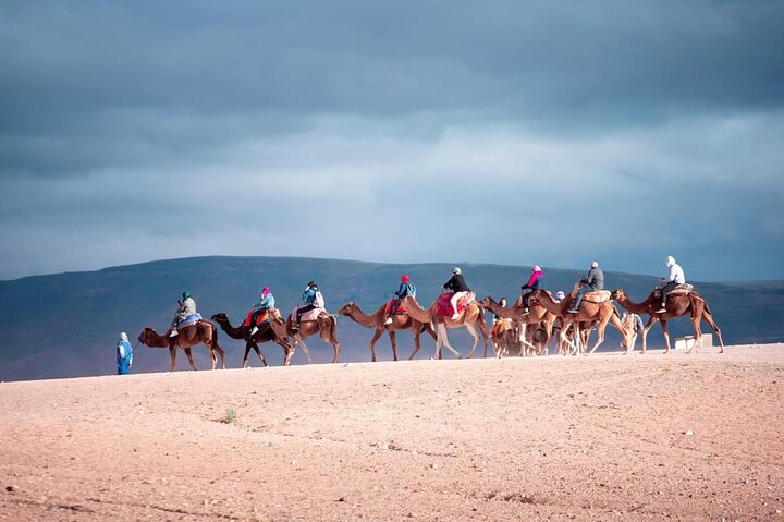 Experimente passeios de quadriciclo e camelo no Deserto de Agafay, perto de Marrakech, com um jantar show tradicional, foto 16 | wizardtrip