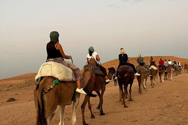 Experimente passeios de quadriciclo e camelo no Deserto de Agafay, perto de Marrakech, com um jantar show tradicional, foto 28 | wizardtrip