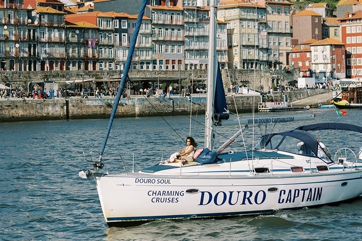 Goditi una scenografica crociera in barca a vela sul fiume Douro a Porto, Portogallo, con vista sui ponti e sulla città, foto 7 | wizardtrip