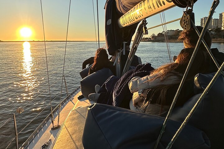 Goditi una scenografica crociera in barca a vela sul fiume Douro a Porto, Portogallo, con vista sui ponti e sulla città, foto 10 | wizardtrip