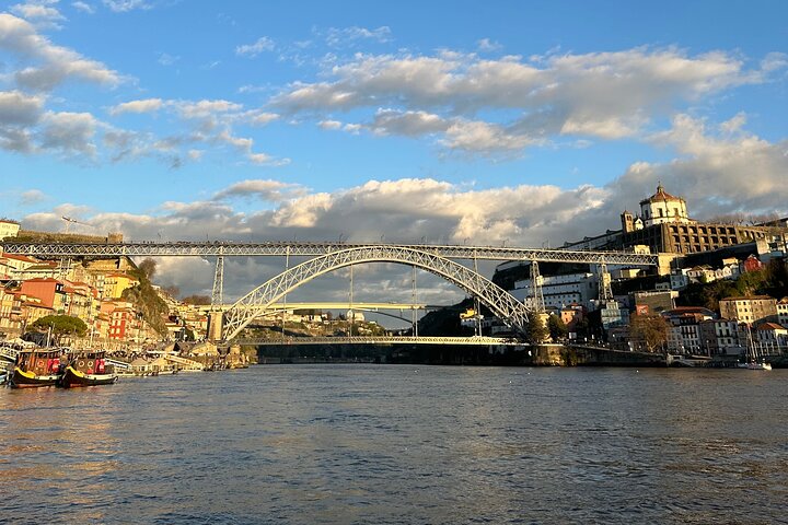 Goditi una scenografica crociera in barca a vela sul fiume Douro a Porto, Portogallo, con vista sui ponti e sulla città, foto 11 | wizardtrip