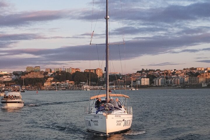 Goditi una scenografica crociera in barca a vela sul fiume Douro a Porto, Portogallo, con vista sui ponti e sulla città, foto 15 | wizardtrip