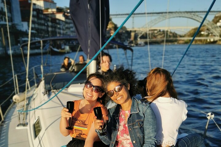 Goditi una scenografica crociera in barca a vela sul fiume Douro a Porto, Portogallo, con vista sui ponti e sulla città, foto 17 | wizardtrip