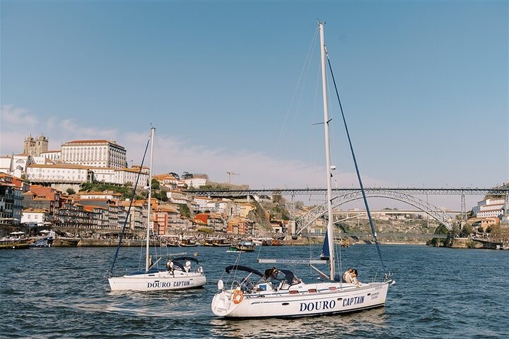 Goditi una scenografica crociera in barca a vela sul fiume Douro a Porto, Portogallo, con vista sui ponti e sulla città, foto 18 | wizardtrip
