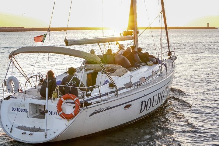 Goditi una scenografica crociera in barca a vela sul fiume Douro a Porto, Portogallo, con vista sui ponti e sulla città, foto 31 | wizardtrip