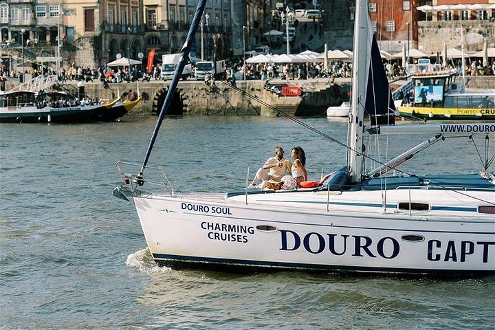 Goditi una scenografica crociera in barca a vela sul fiume Douro a Porto, Portogallo, con vista sui ponti e sulla città, foto 32 | wizardtrip