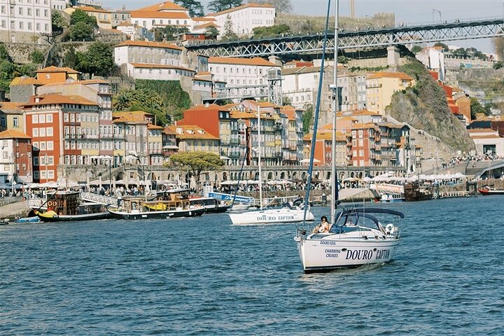 Goditi una scenografica crociera in barca a vela sul fiume Douro a Porto, Portogallo, con vista sui ponti e sulla città, foto 35 | wizardtrip