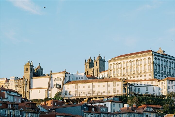 Goditi una scenografica crociera in barca a vela sul fiume Douro a Porto, Portogallo, con vista sui ponti e sulla città, foto 36 | wizardtrip