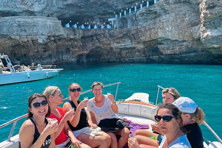 Excursion en bateau vers les grottes de Polignano a Mare | wizardtrip