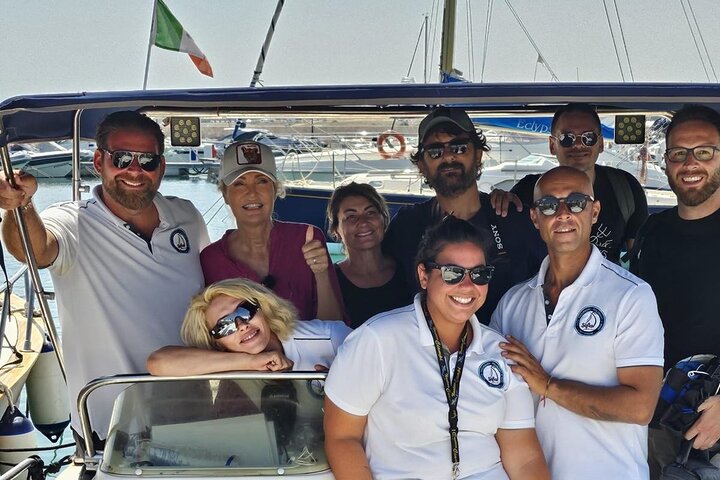 Pintoresco paseo en barco explorando las cuevas marinas y la costa de Polignano a Mare, Italia, foto 6 | wizardtrip