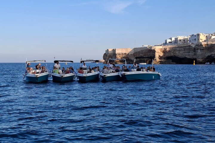 Pintoresco paseo en barco explorando las cuevas marinas y la costa de Polignano a Mare, Italia, foto 7 | wizardtrip