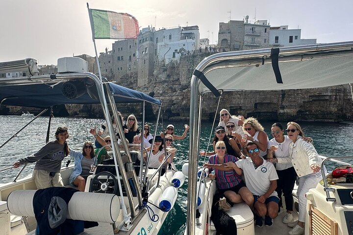 Pintoresco paseo en barco explorando las cuevas marinas y la costa de Polignano a Mare, Italia, foto 8 | wizardtrip