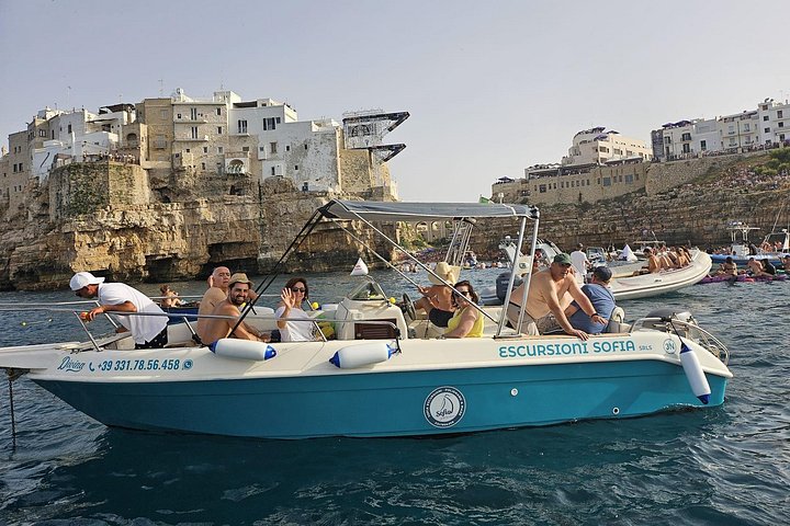 Pintoresco paseo en barco explorando las cuevas marinas y la costa de Polignano a Mare, Italia, foto 11 | wizardtrip