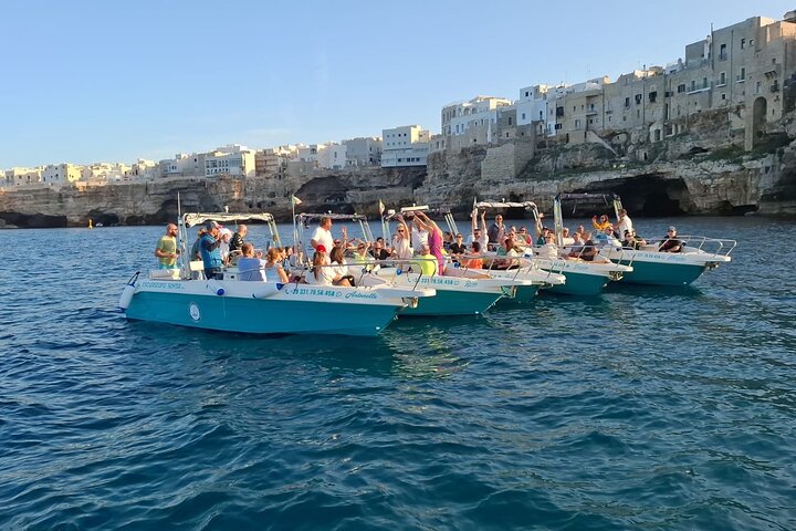 Pintoresco paseo en barco explorando las cuevas marinas y la costa de Polignano a Mare, Italia, foto 14 | wizardtrip