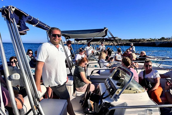 Pintoresco paseo en barco explorando las cuevas marinas y la costa de Polignano a Mare, Italia, foto 15 | wizardtrip
