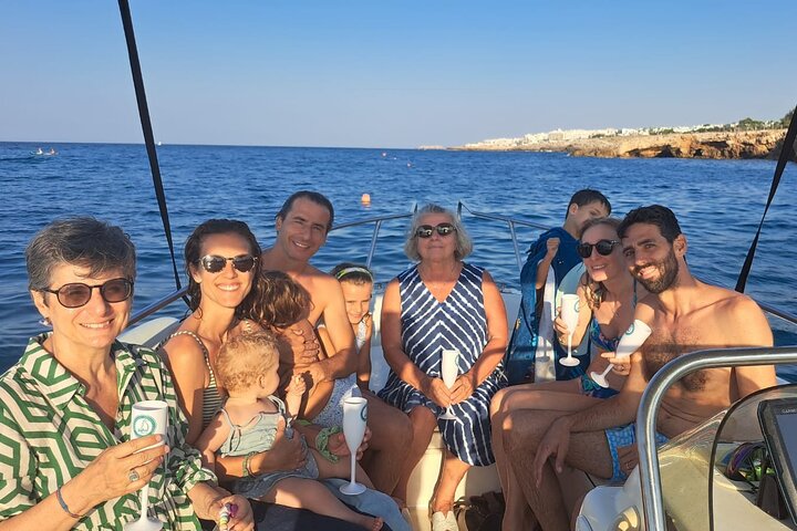 Pintoresco paseo en barco explorando las cuevas marinas y la costa de Polignano a Mare, Italia, foto 16 | wizardtrip