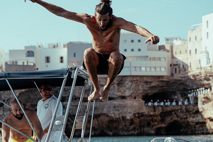 Pintoresco paseo en barco explorando las cuevas marinas y la costa de Polignano a Mare, Italia, foto 17 | wizardtrip