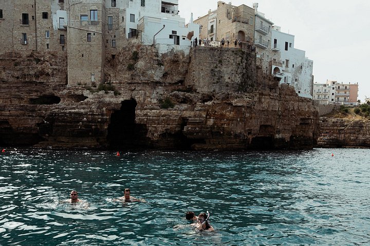 Pintoresco paseo en barco explorando las cuevas marinas y la costa de Polignano a Mare, Italia, foto 19 | wizardtrip