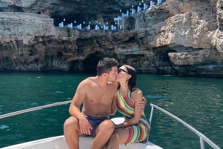 Pintoresco paseo en barco explorando las cuevas marinas y la costa de Polignano a Mare, Italia, foto 20 | wizardtrip