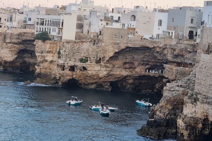 Pintoresco paseo en barco explorando las cuevas marinas y la costa de Polignano a Mare, Italia, foto 21 | wizardtrip