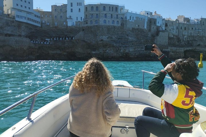 Pintoresco paseo en barco explorando las cuevas marinas y la costa de Polignano a Mare, Italia, foto 24 | wizardtrip