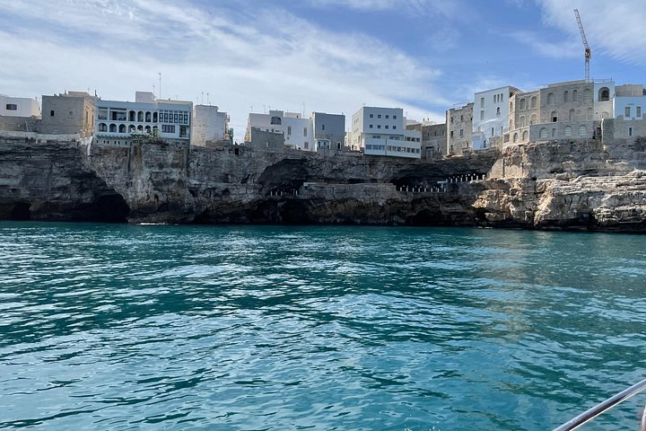 Pintoresco paseo en barco explorando las cuevas marinas y la costa de Polignano a Mare, Italia, foto 28 | wizardtrip