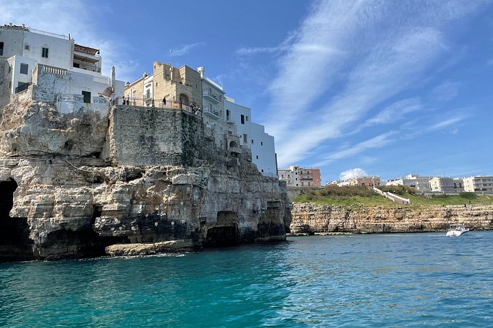 Pintoresco paseo en barco explorando las cuevas marinas y la costa de Polignano a Mare, Italia, foto 29 | wizardtrip