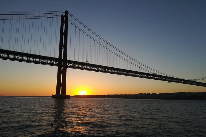 Enjoy a sunset sailing tour in Lisbon with wine and historical sights, photo 6 | wizardtrip