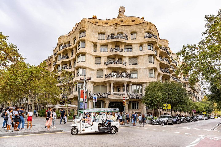 Tour privato in eco-tuk-tuk dei monumenti di Barcellona con guida locale, foto 7 | wizardtrip
