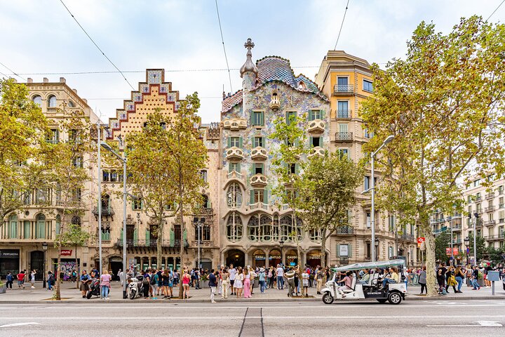 Tour privato in eco-tuk-tuk dei monumenti di Barcellona con guida locale, foto 10 | wizardtrip