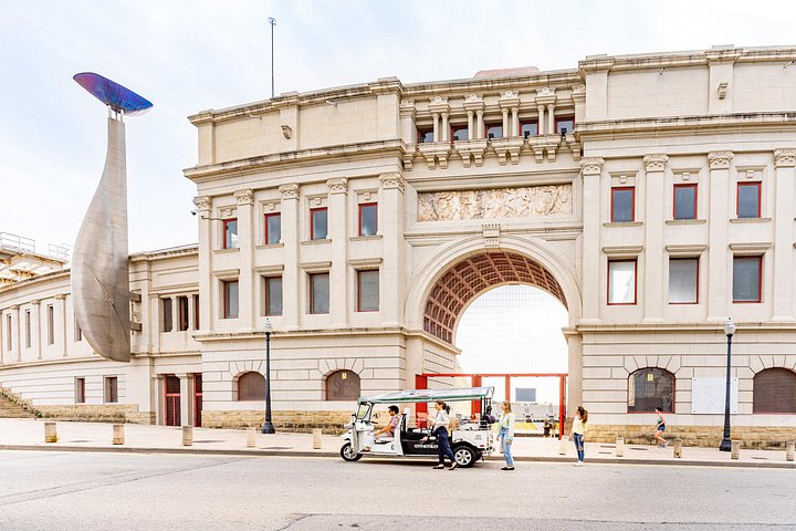 Tour privato in eco-tuk-tuk dei monumenti di Barcellona con guida locale, foto 15 | wizardtrip