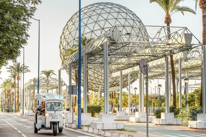 Private eco tuk tuk tour exploring Seville's historic landmarks and charming streets, photo 8 | wizardtrip