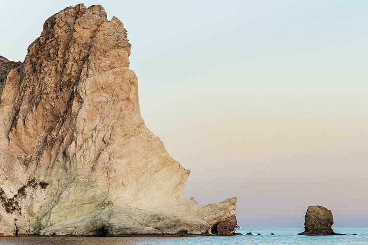 Lyxig katamarantur som seglar förbi Santorinis vulkaniska kaldera, stränder och kustlinje, foto 45 | wizardtrip