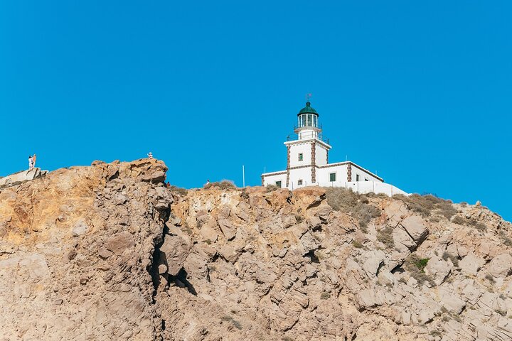 Lyxig katamarantur som seglar förbi Santorinis vulkaniska kaldera, stränder och kustlinje, foto 47 | wizardtrip