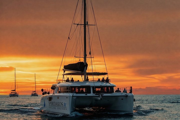 Katamarantur på Santorini med BBQ, öppen bar och fantastisk utsikt över kalderan, foto 6 | wizardtrip