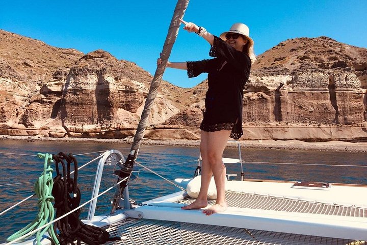 Katamarantur på Santorini med BBQ, öppen bar och fantastisk utsikt över kalderan, foto 10 | wizardtrip