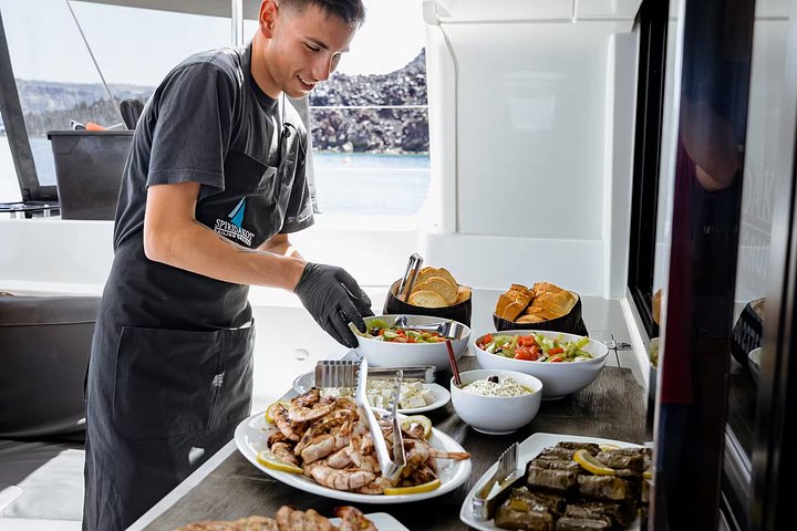 Katamarantur på Santorini med BBQ, öppen bar och fantastisk utsikt över kalderan, foto 13 | wizardtrip